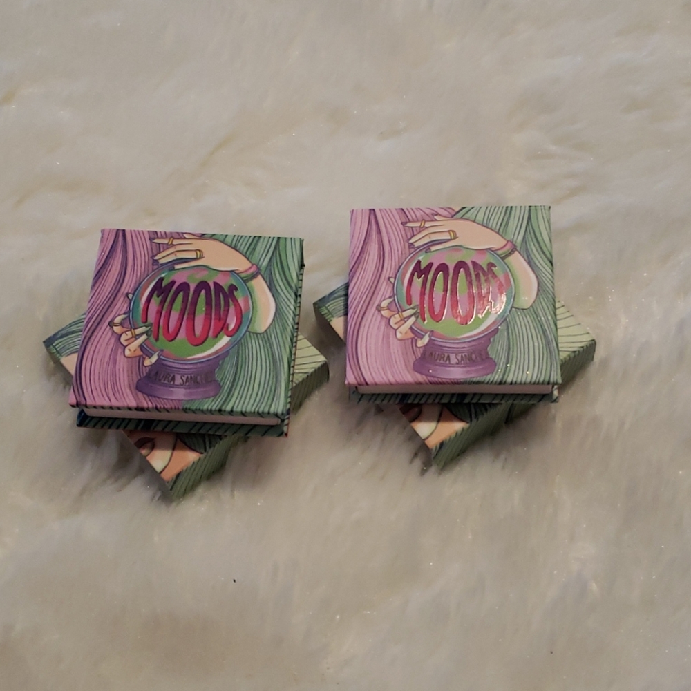 2 Moods by Laura Sanchez Eyeshadows